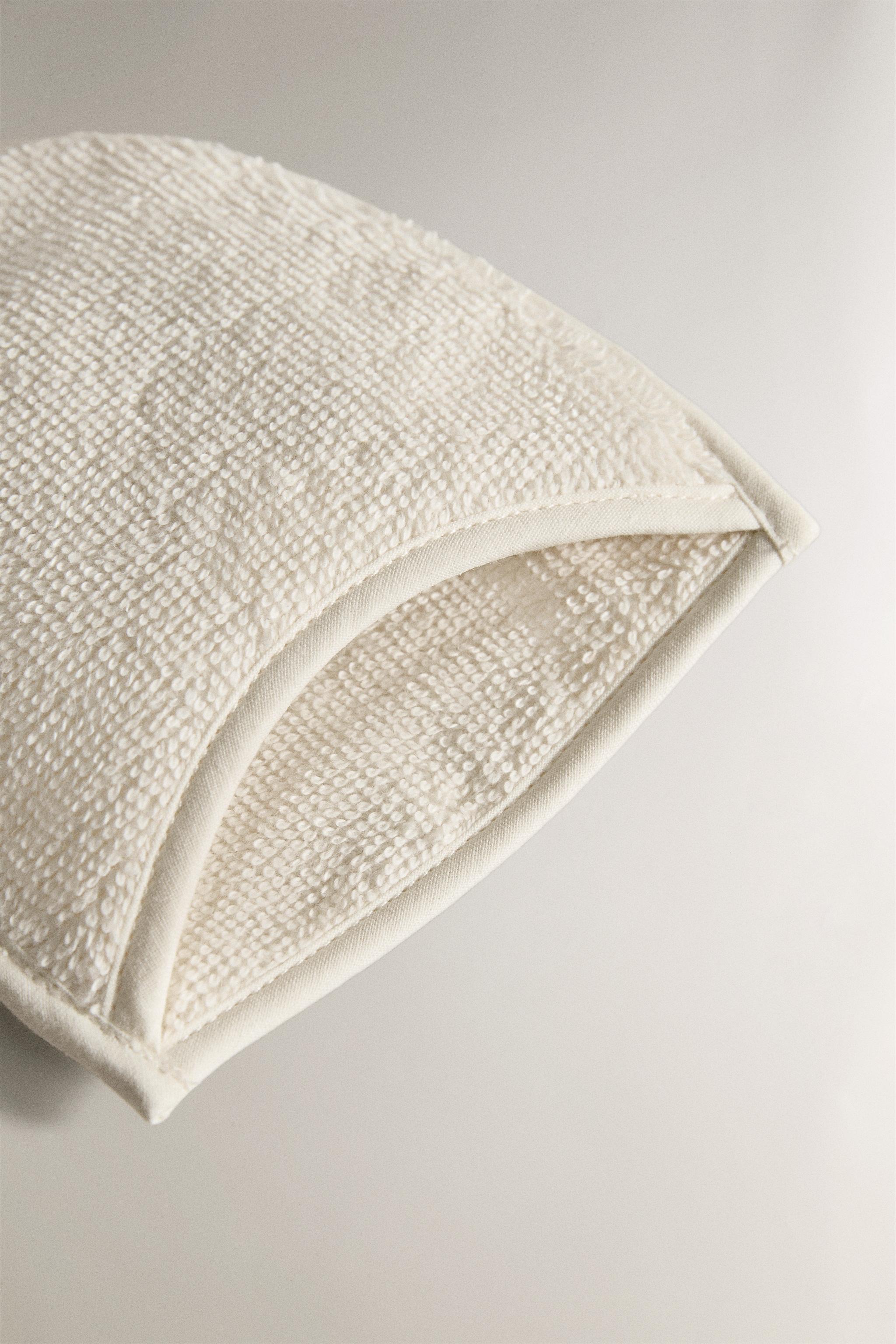 SET OF MAKEUP REMOVER GLOVES (SET OF 2)